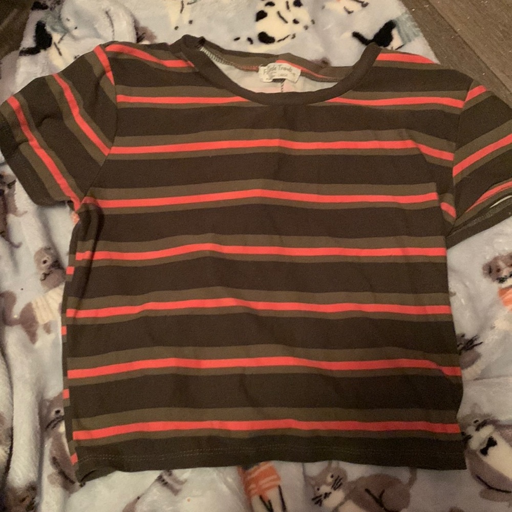 This is a cropped t shirt. It ties in the back and it is a small.